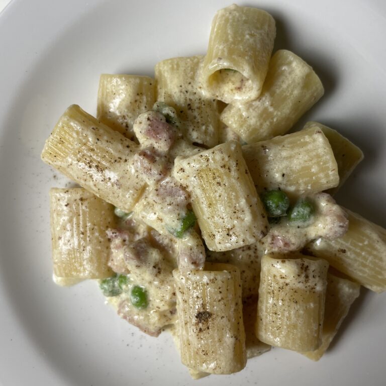 pasta med ost och skinksås